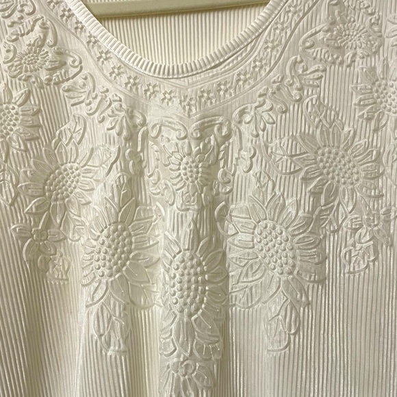 Vintage delicate pattern T-shirt - Picture 3 of 4